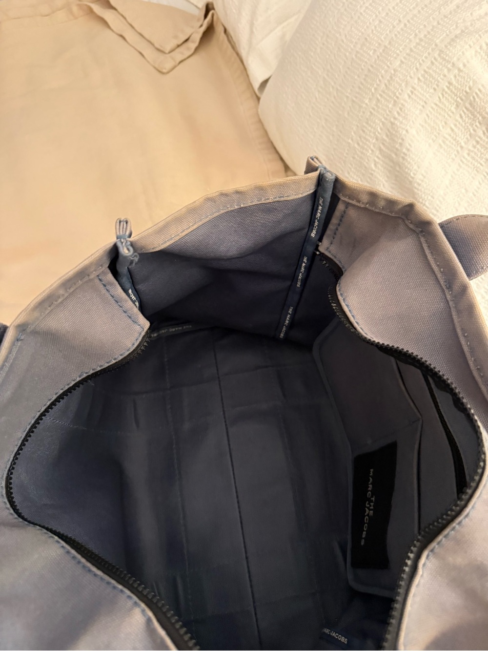 Marc Jacobs The Tote Bag Canvas Tote in faded light blue - Picture 6 of 16